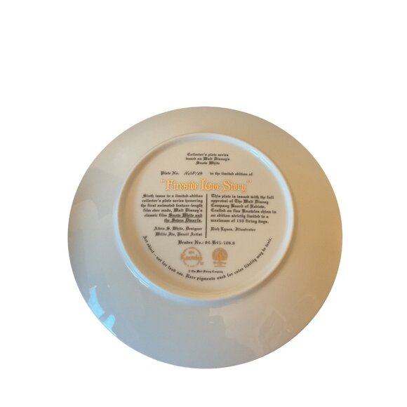 Snow White & The Seven Dwarfs Collectors Plate "Fireside Love Story" By Knowles - Picture 2 of 2